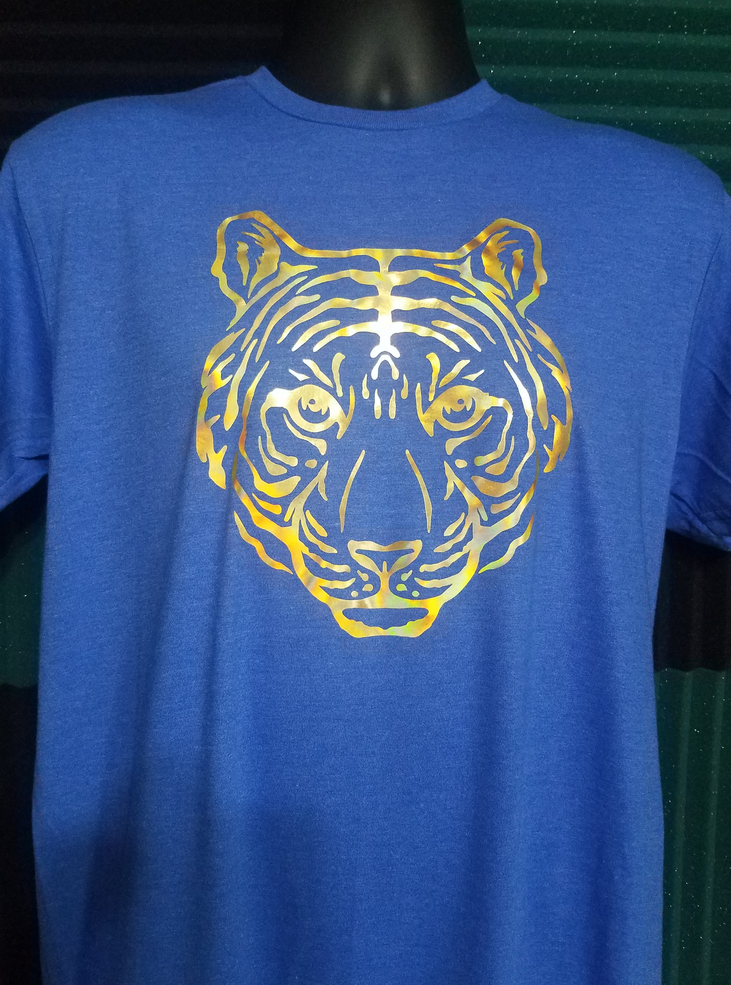 Estampado de tigre reflectante dorado, camiseta de manga corta, mezcla de algodón y poliéster